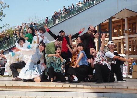 オフィス家具メーカー「オカムラ」の社員による劇団「ザ・オカムラ座」の旗揚げ公演「12人のとびだす会社員」＝大阪・関西万博