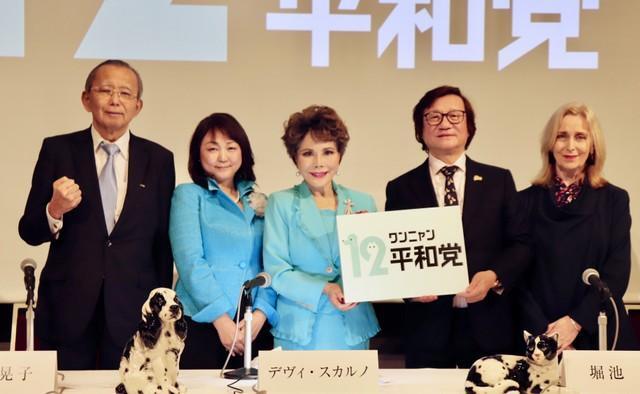 新党「12平和党」設立を発表したデヴィ夫人（中央）、共同代表の堀池宏氏（右から2人目）、選挙対策委員長だった故藤川晋之助氏（左）＝2月12日、都内