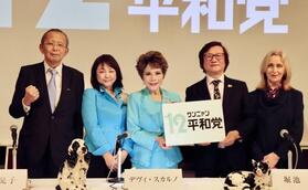 新党「12平和党」設立を発表したデヴィ夫人（中央）、共同代表の堀池宏氏（右から2人目）、選挙対策委員長だった故藤川晋之助氏（左）＝2月12日、都内