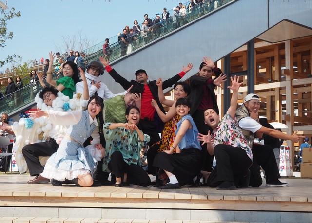 オフィス家具メーカー「オカムラ」の社員による劇団「ザ・オカムラ座」の旗揚げ公演「12人のとびだす会社員」＝大阪・関西万博