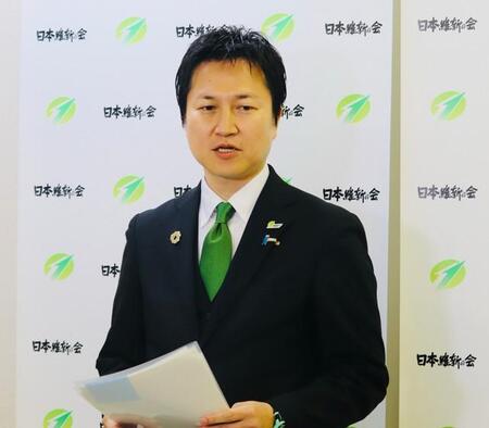 日本維新の会の常任役員会後、記者団の取材に応じた岩谷良平幹事長