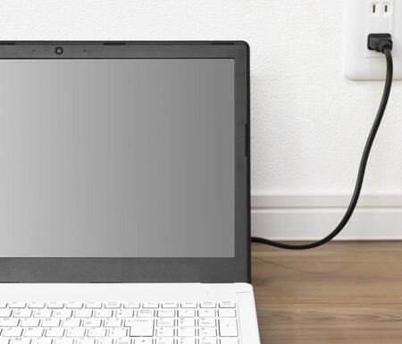 長年使っていた愛用ノートパソコンのバッテリーに異常が！　※画像はイメージです（ぷー気分/photoAC）