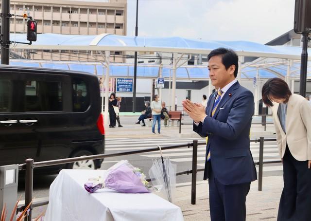 安倍晋三元首相が銃撃された現場となった近鉄大和西大寺駅前の広場で献花し、手を合わせる国民民主党の玉木雄一郎代表