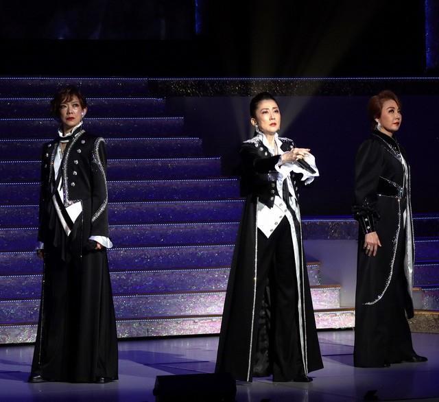 宝塚「エリザベート」初代～3代目トートが「愛と死の輪舞」熱唱 万博