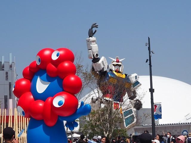 ミャクミャクとガンダム＝大阪・関西万博