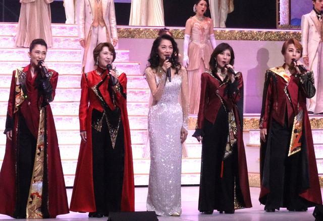 万博で宝塚OG公演 前回大阪万博で初舞台の麻実れい 大階段から