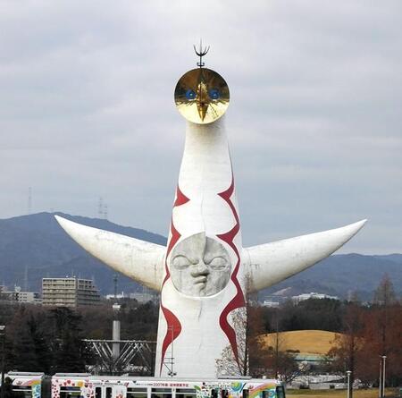 万博記念公園内の「太陽の塔」＝2006年撮影