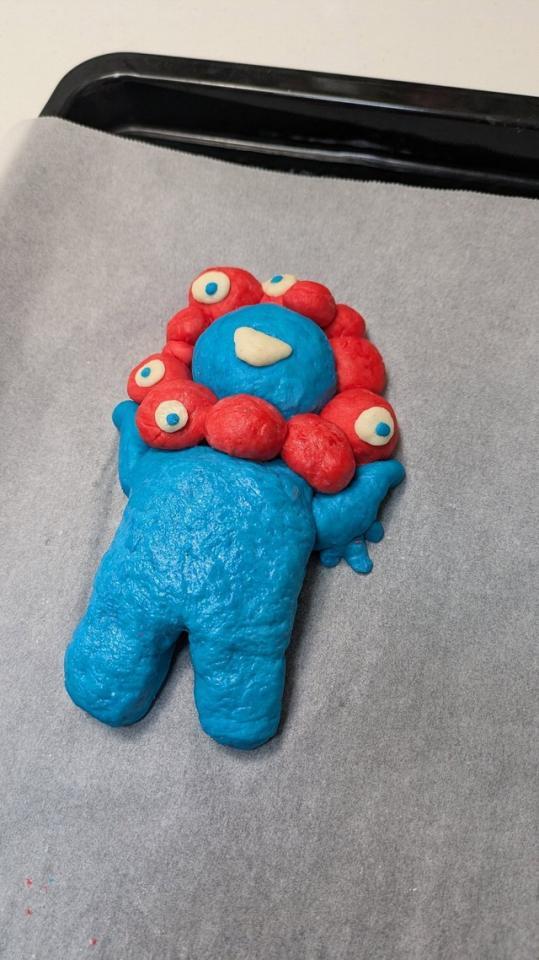 焼く前のミャクミャクパン生地＝「おかかちゃん」さんのX（@okakaricho）より