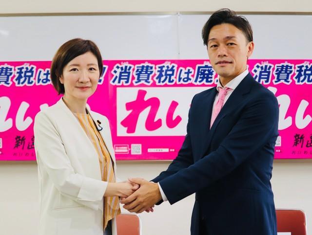 れいわ新選組の大石晃子共同代表（左）とともに大阪市内で会見した椛田健吾氏
