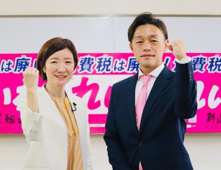 れいわ新選組の大石晃子共同代表（左）とともに大阪市内で会見した椛田健吾氏