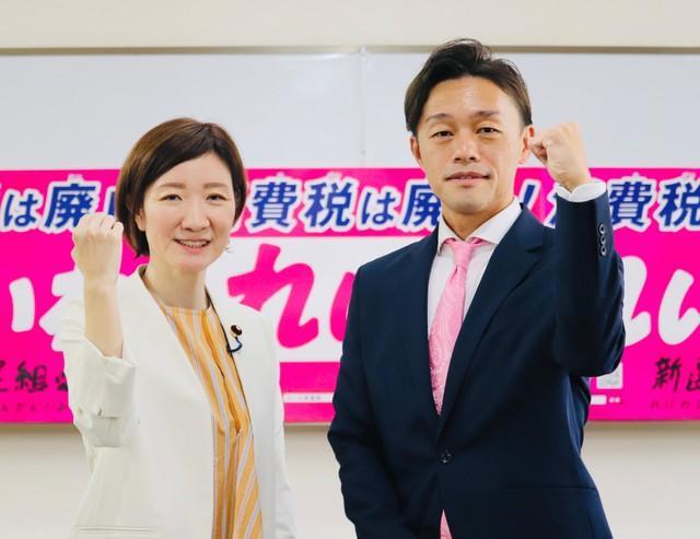 れいわ新選組の大石晃子共同代表（左）とともに大阪市内で会見した椛田健吾氏