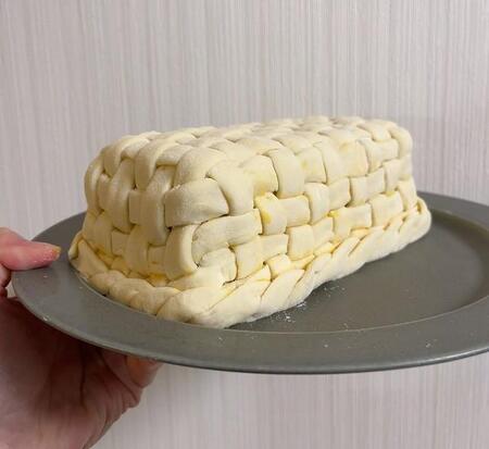 焼き上がりに期待！パイで編んだ籠（かご）＝「citrusおにぎり」さんのX（@citrusorange8）より