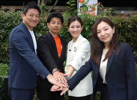 参政党代表選に立候補した（左から）神谷宗幣代表、川裕一郎副代表、吉川里奈衆院議員と、参院選大阪選挙区から立候補予定の宮出千慧氏＝大阪市内