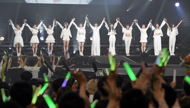 日本武道館公演を行ったJuice=Juiceの（左から）有澤一華、入江里咲、川嶋美楓、松永里愛、井上玲音、植村あかり、段原瑠々、工藤由愛、江端妃咲、石山咲良、遠藤彩加里