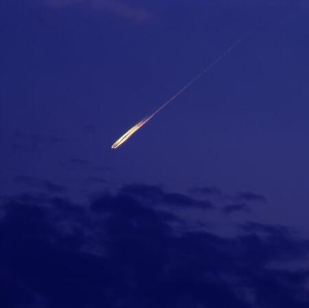 空を見上げていたら偶然見つけた隕石落下　※画像はイメージです（ソライロ/photoAC）