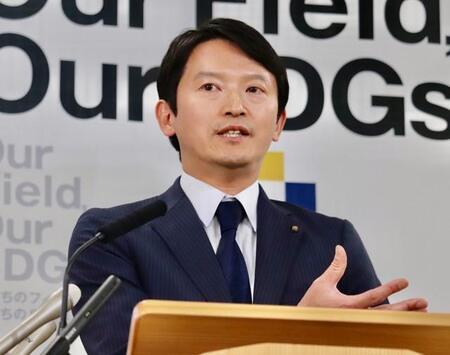 定例会見に臨む兵庫県の斎藤元彦知事＝県庁