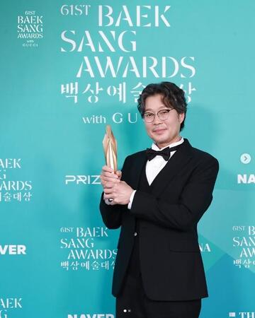 「第61回 百想芸術大賞」映画部門で助演男優賞を受賞した俳優のユ・ジェミョン（出典：baeksang.official）
