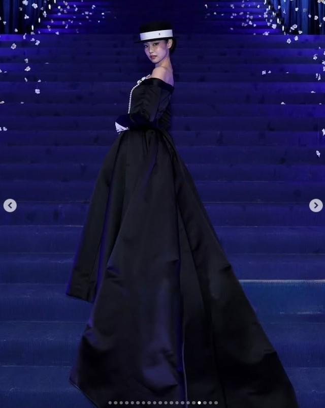 「2025 Met Gala」に参加したBLACKPINKのジェニー（出典：jennierubyjane）