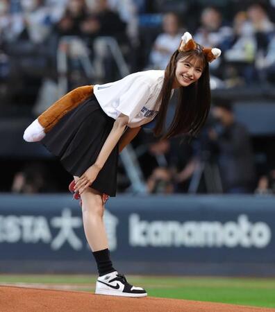 エスコンフィールドで始球式をつとめる鈴木ゆうか（2024年撮影）