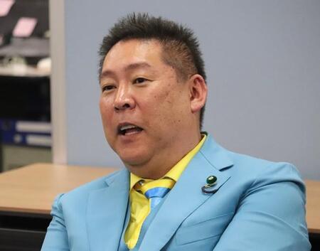 兵庫県庁で会見した立花孝志氏