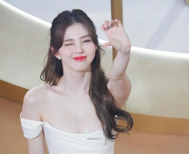 ファンと遠隔でハートマークを作るハン・ソヒ（出典：ハン・ソヒInstagram）