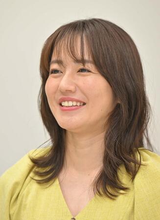 インタビューに応じる磯山さやか