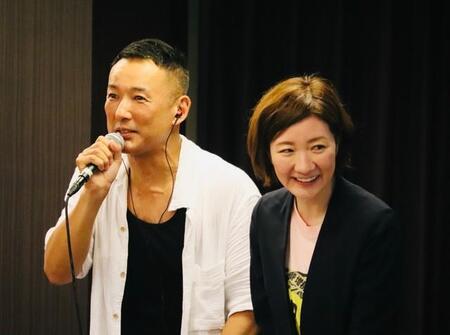 大阪市内で党集会に出席したれいわ新選組の山本太郎代表（左）、大石晃子共同代表