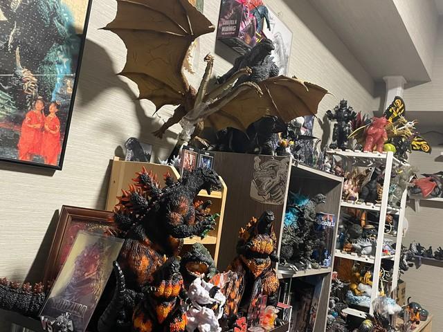 ゴジラのフィギュアが揃う部屋