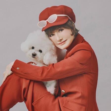 山本リンダのデビュー曲「こまっちゃうナ」の1966年盤ジャケットを再現した2025年のリメイク音源配信ビジュアル