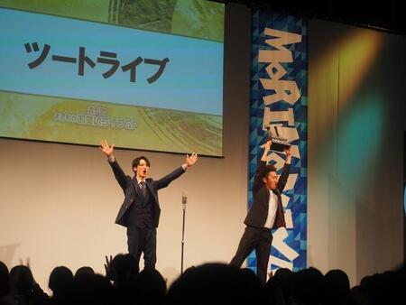 大阪に凱旋し「THE SECOND」の優勝トロフィーを掲げるツートライブ・周平魂（右）とたかのり＝大阪・森ノ宮よしもと漫才劇場