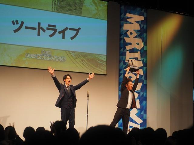 大阪に凱旋し「THE SECOND」の優勝トロフィーを掲げるツートライブ・周平魂（右）とたかのり＝大阪・森ノ宮よしもと漫才劇場