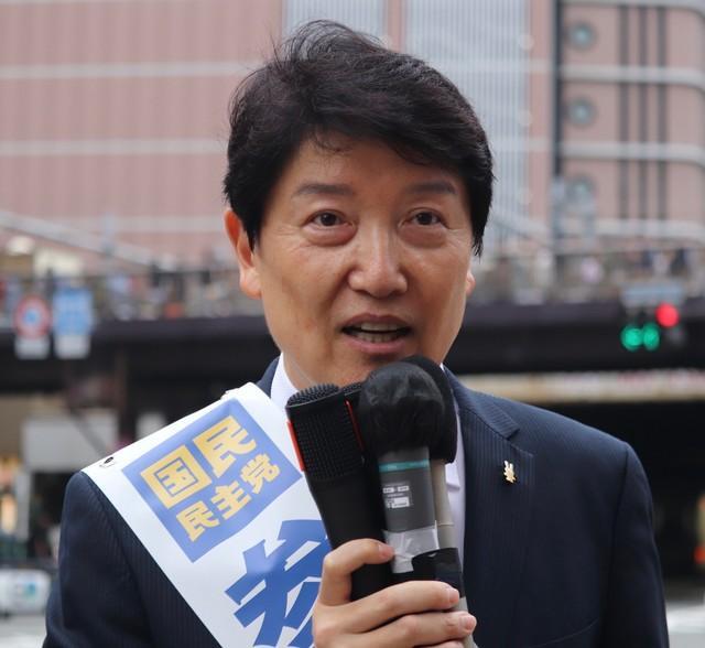大阪市内で街頭演説を行った足立康史氏