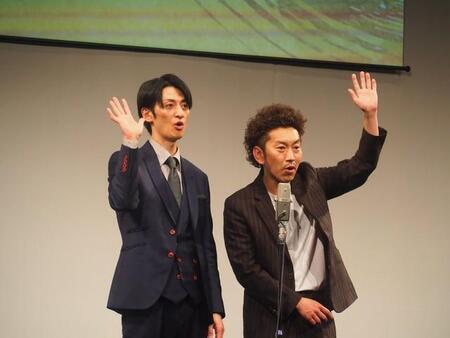 「THE SECOND」で優勝し大阪に凱旋したツートライブ・たかのり（左）と周平魂＝大阪・森ノ宮よしもと漫才劇場