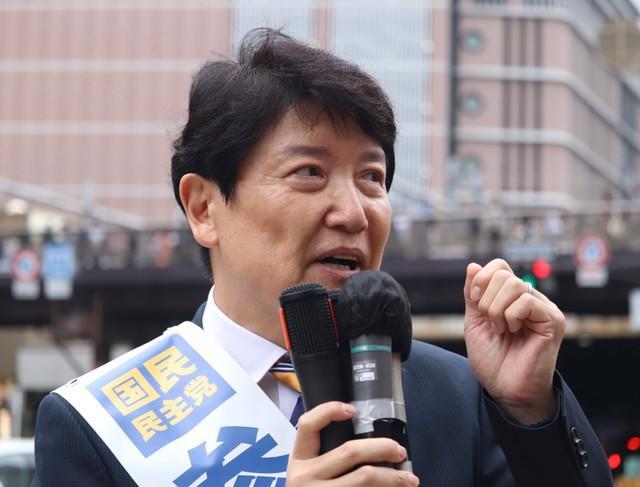 大阪市内で街頭演説した足立康史氏