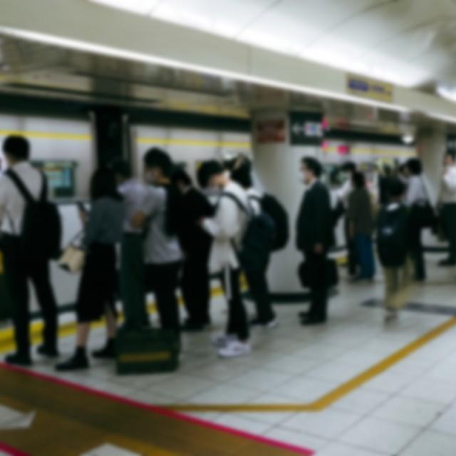 行列に並んでいると急に割り込み…これって罪になる？　※画像はイメージです（photoB/photoAC）