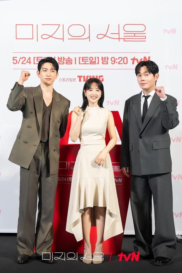 韓国ドラマ「未知のソウル」制作発表会（左から）パク・ジニョン、パク・ボヨン、リュ・ギョンス（出典：@CJnDrama）