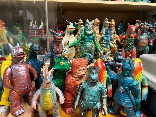 なべやかんがコレクションした“怪獣ソフビ”＝都内の自宅