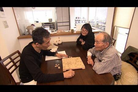 石田靖探偵（左）が調査した「将棋に厳しすぎる祖父をコテンパンにやっつけたい」＝「探偵！ナイトスクープ」5月30日放送回よりⓒABCテレビ