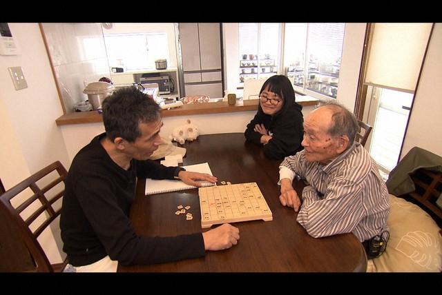 石田靖探偵（左）が調査した「将棋に厳しすぎる祖父をコテンパンにやっつけたい」＝「探偵！ナイトスクープ」5月30日放送回よりⓒABCテレビ