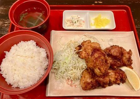 「千べろ家ザビエル」のからあげ定食。おかわり無料で500円は安すぎる