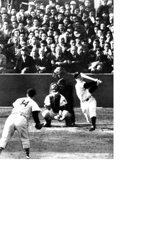 プロデビュー戦で国鉄・金田正一投手から４打席連続三振を喫したルーキー時代の長嶋茂雄さん（右）＝１９５８年４月５日、後楽園球場