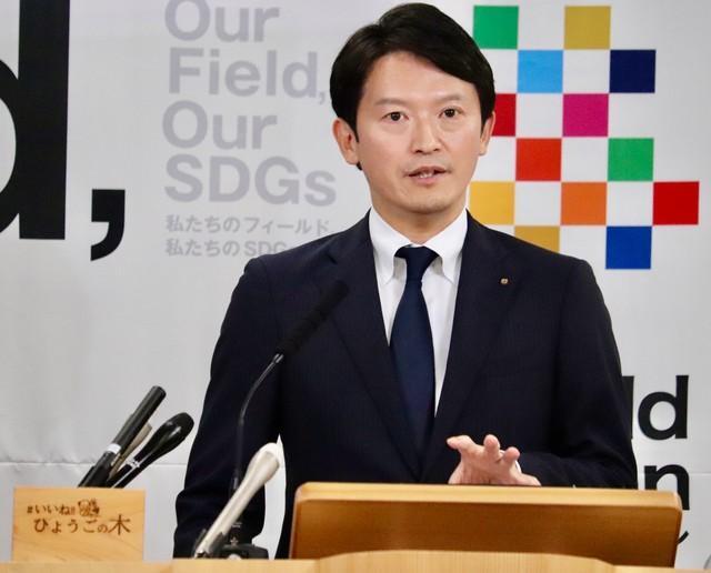 定例会見に臨む兵庫県の斎藤元彦知事＝県庁