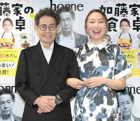 　仲良く腕を組む加藤茶（左）と加藤綾菜夫妻