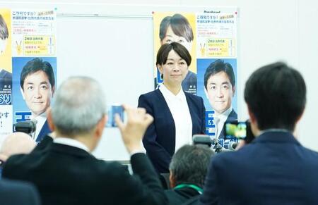 会見に登場した山尾志桜里氏