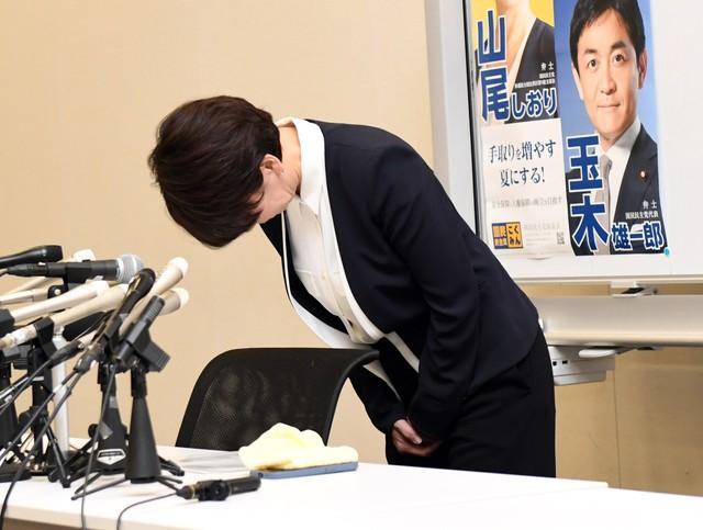 会見で頭を下げる山尾志桜里氏