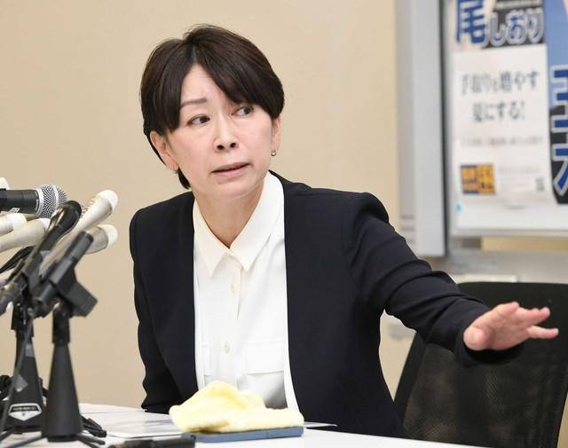 厳しい質問を受ける山尾志桜里元衆院議員＝6月10日、国会内