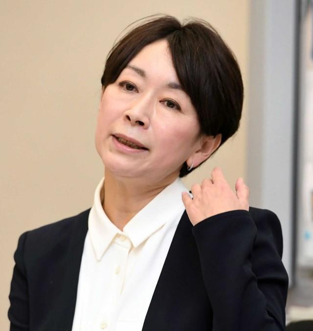 記者の質問に答える山尾志桜里元衆院議員＝6月10日、国会内