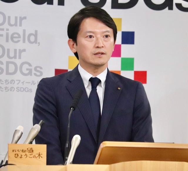 定例会見に臨んだ兵庫県の斎藤元彦知事＝県庁