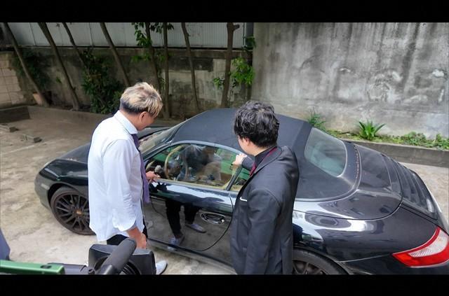 真栄田賢探偵（左）が調査する「ポルシェのドアが開かない！」＝「探偵！ナイトスクープ」6月20日放送回よりⓒABCテレビ