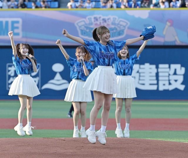 横浜スタジアムでセレモニアルピッチを務める「＝LOVE」・瀧脇笙古＝2025年6月18日